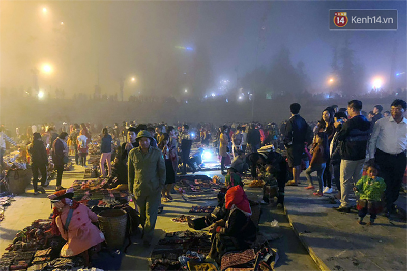 Chùm ảnh: Du khách thích thú tận hưởng khí lạnh ở thị trấn Sapa mờ sương vào dịp lễ 30/4